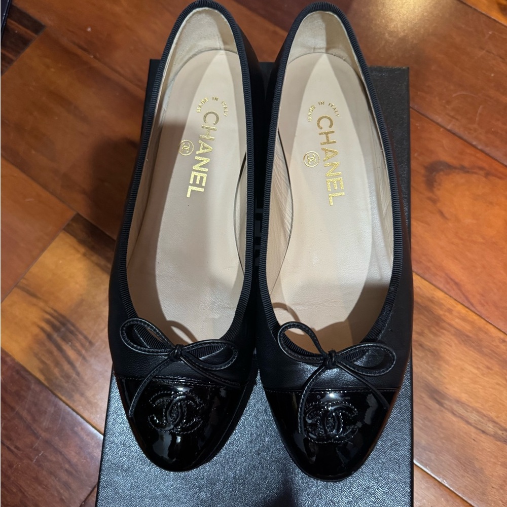 CHANEL Black Flats with Bow Detail